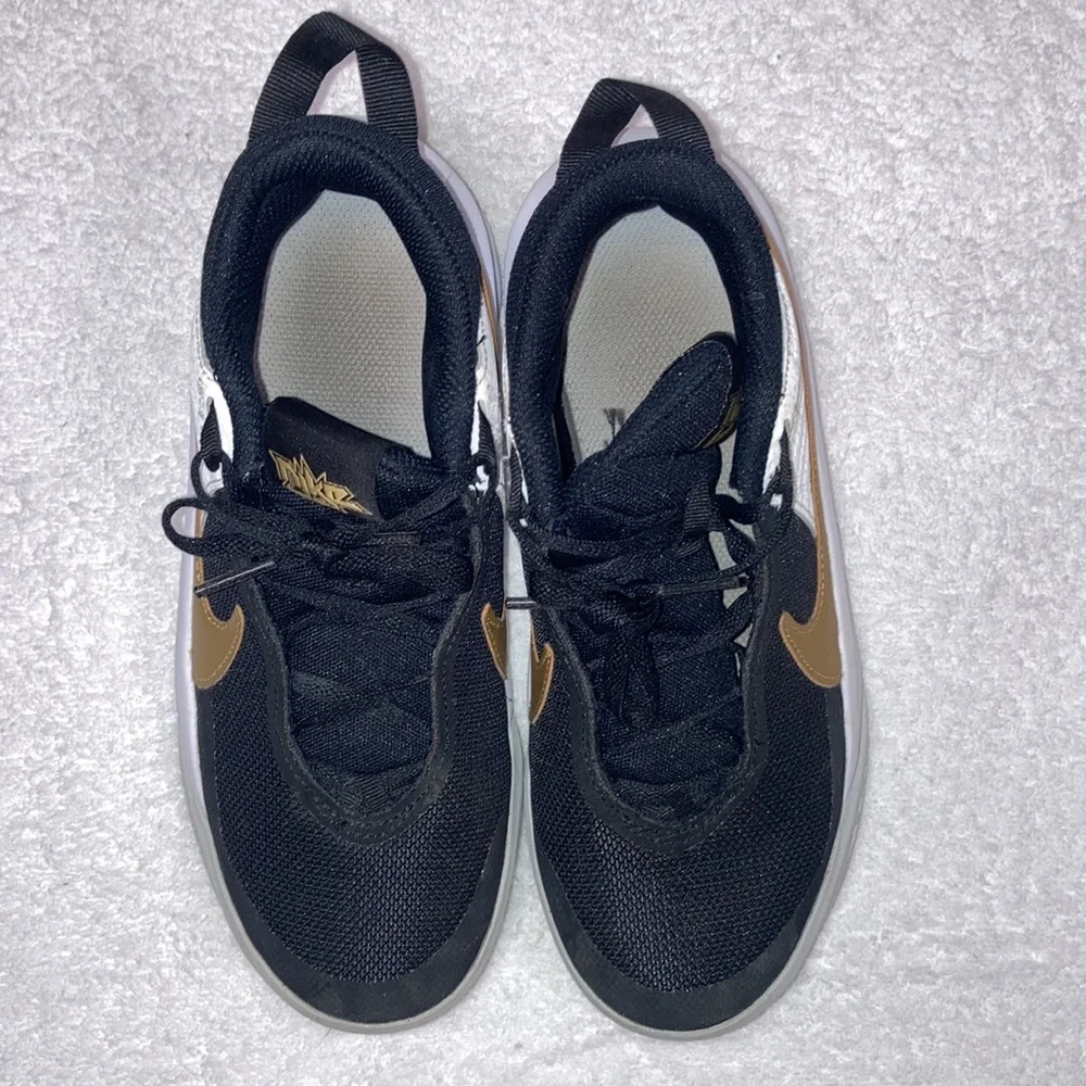 Nike Team Hustle D Youth Size 4y Black/White/Gold Shoes CW6735-002 - Picture 5 of 8